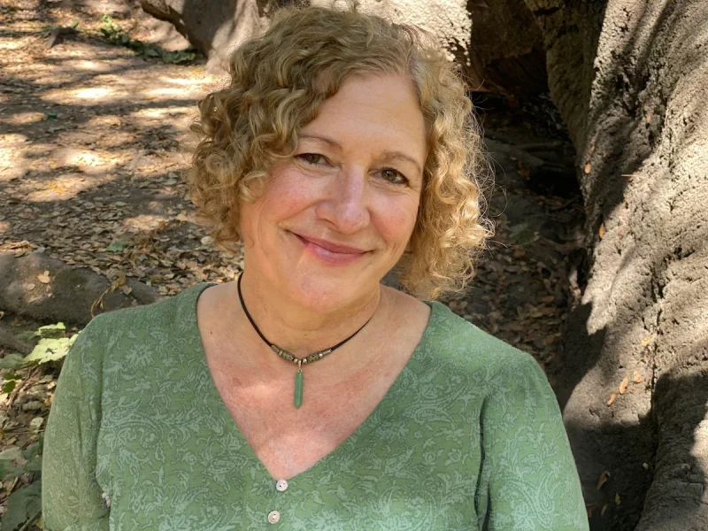Dr Laura Paris